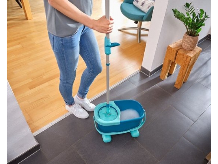 ערכת ניקוי Clean Twist Disc Mop Ergo Mobile and Bucket מבית Leifheit כולל גלגלים דגם 52102