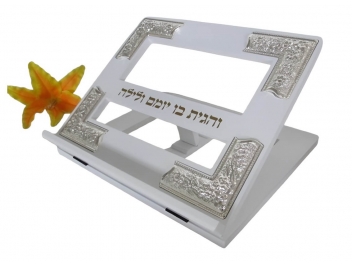 סטנדר שולחני עץ לבן מוכסף בצדדים