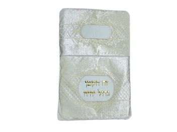 כרית לברית קטיפה לבנה כיתוב זהב 70x47 ס